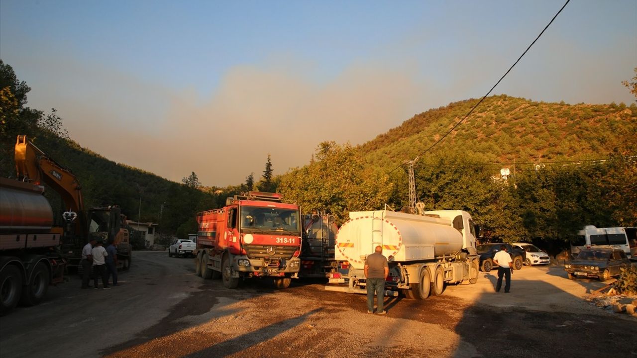 Hatay Hassa'da Bademli ve Yukarıbucak arasındaki orman yangınına müdahale sürüyor