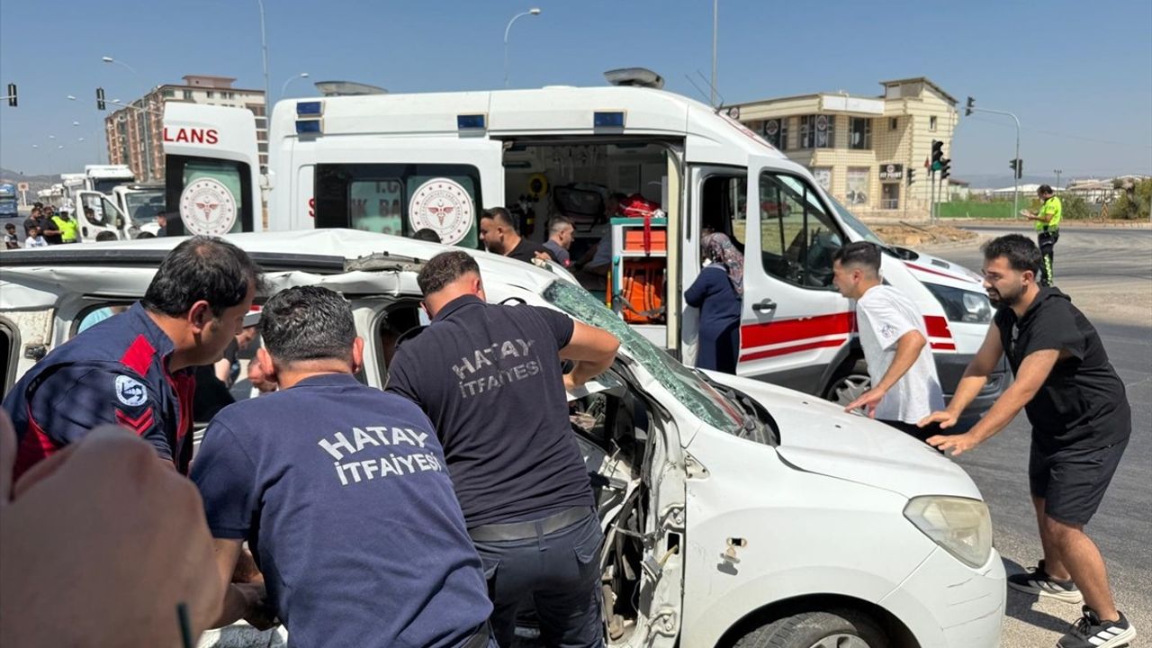 Hatay Hassa'da otomobil ile çekici çarpıştı: 3 ölü, 3 yaralı