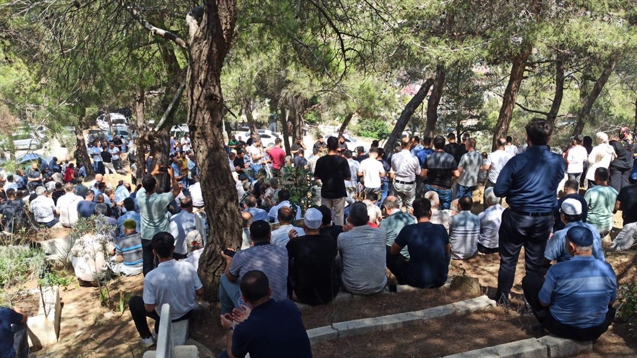 Hatay Hassa'da Otomobil ile Çekicinin Çarpıştığı Kazada 3 Kişi Toprağa Verildi