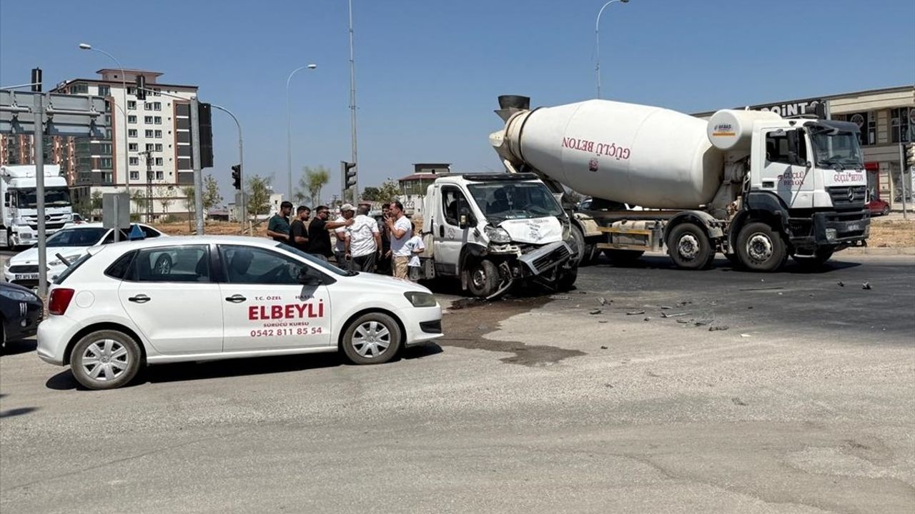 Hatay Hassa'da otomobil ile çekicinin çarpıştığı kazada 3 kişi yaşamını yitirdi, 3 kişi yaralandı