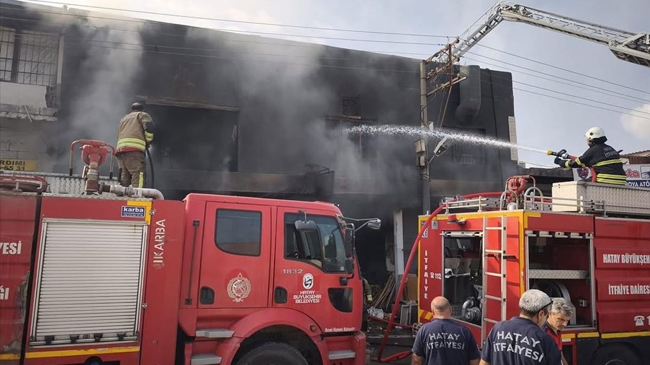 Hatay'ın İskenderun ilçesinde mobilya atölyesi yangını söndürüldü