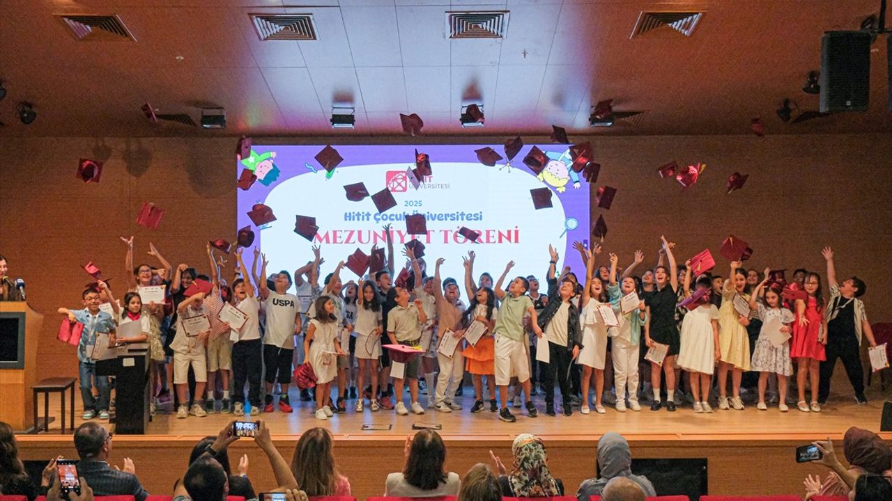 Hitit Çocuk Üniversitesi 7. Dönem Mezunlarını Verdi: 59 Öğrenci Kep Attı