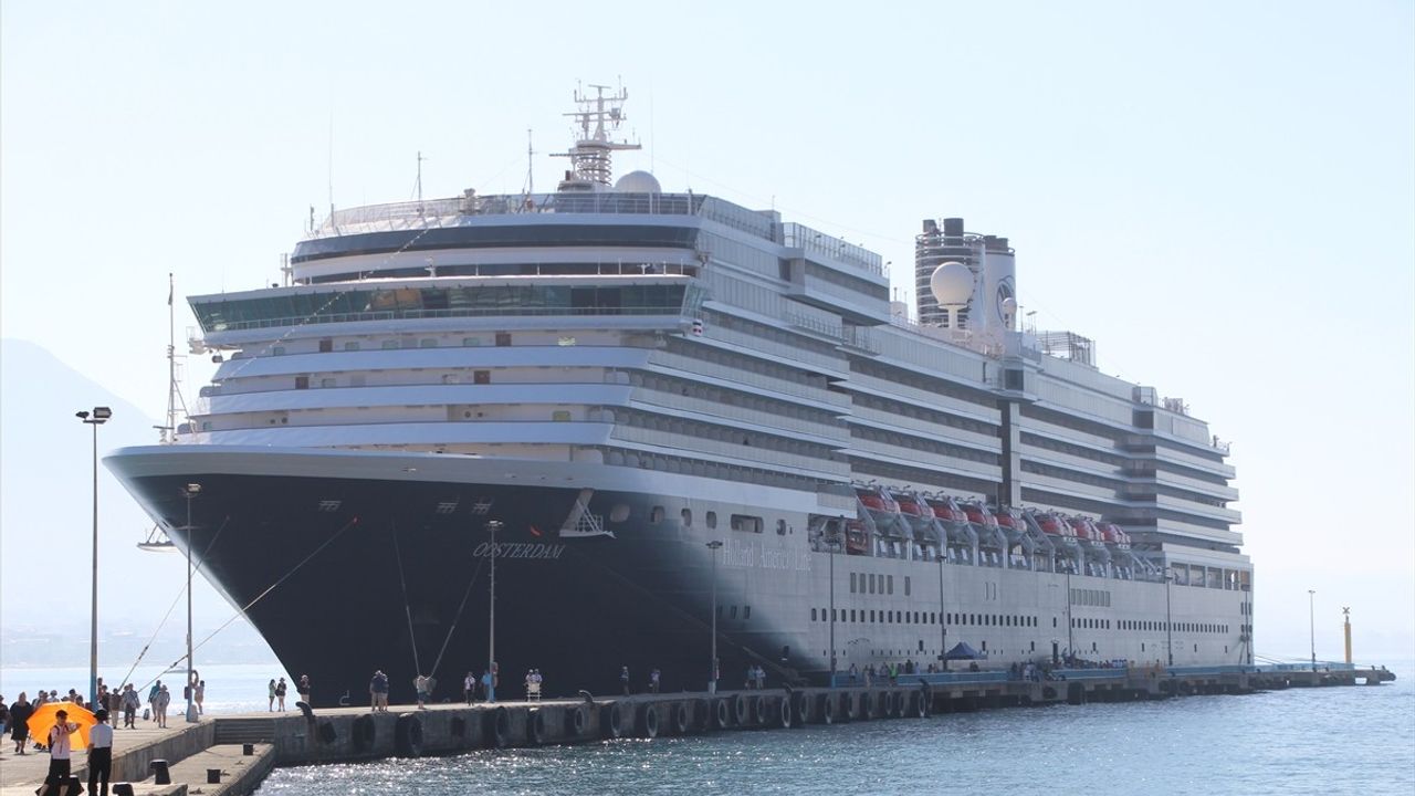 Hollanda bayraklı 'Oosterdam' kruvaziyeri Alanya Limanı'na yanaştı