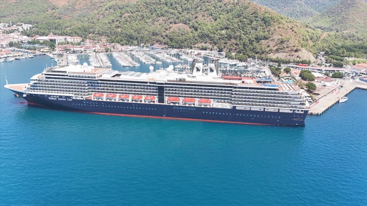 Hollanda bayraklı 'Oosterdam' kruvaziyeri Marmaris Limanı'na demirledi