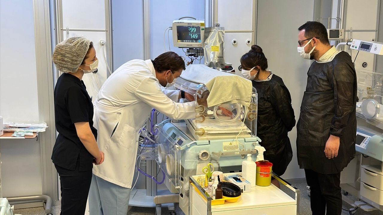 İç Organları Dışarıda Doğan Bebek Deniz Kaan, Ameliyatlarla Hayata Tutundu