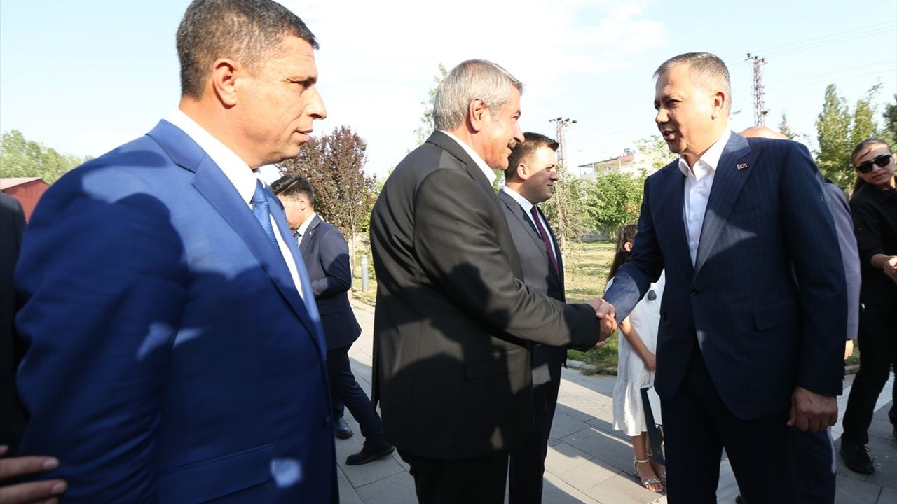 İçişleri Bakanı Ali Yerlikaya, Ağrı'nın Tutak İlçesinde Esnaf Ziyareti Gerçekleştirdi