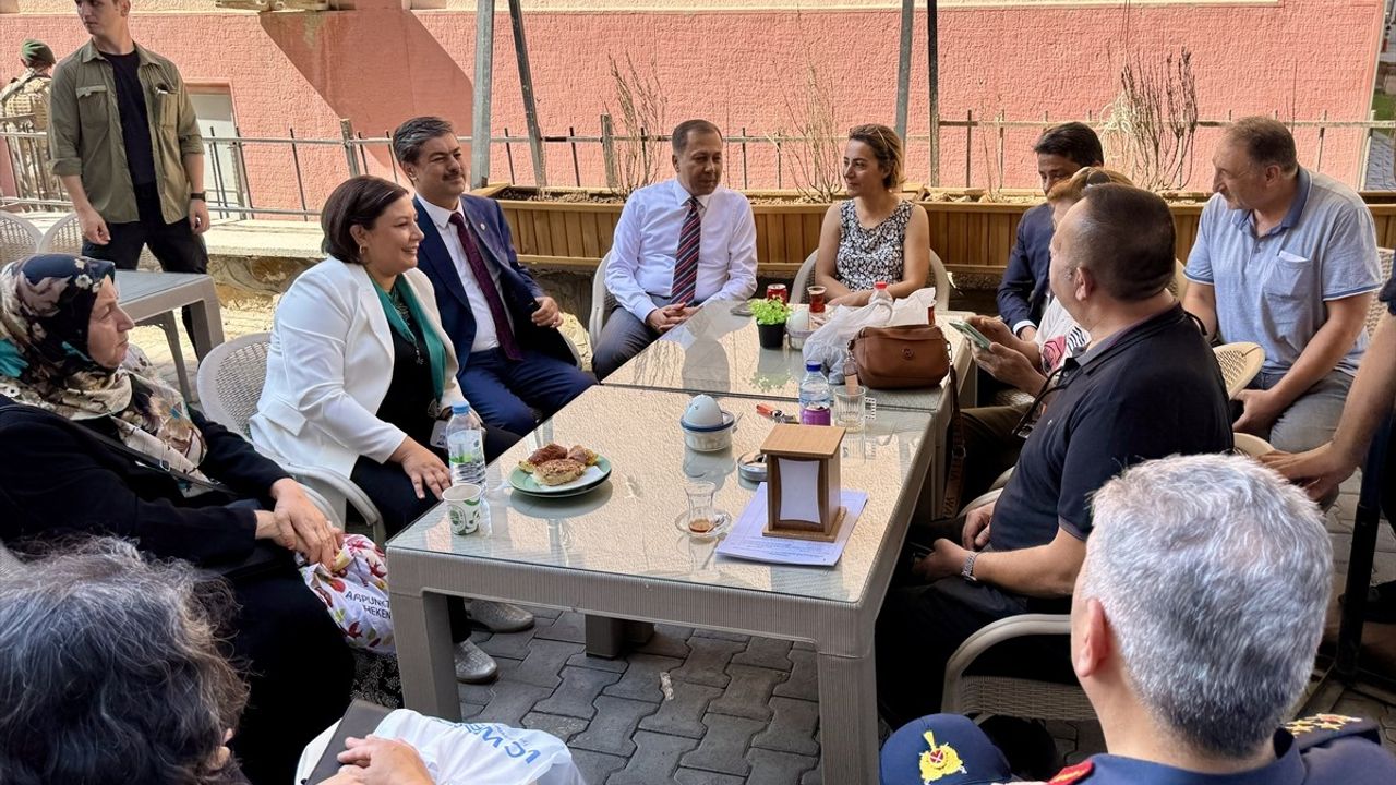 İçişleri Bakanı Ali Yerlikaya, Kırşehir'de valilik brifingi, esnaf ziyareti ve Ahi Evran Külliyesi teması gerçekleştirdi