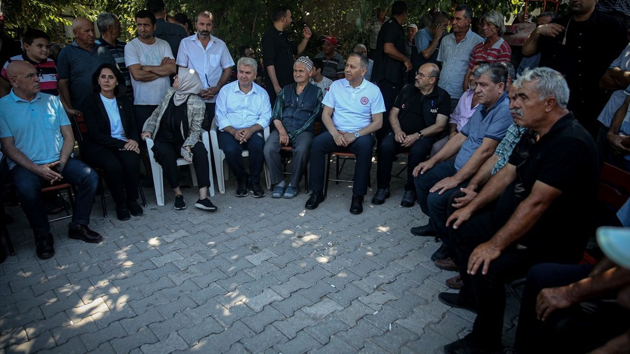 İçişleri Bakanı Yerlikaya, Sındırgı'daki Deprem Bölgesinde İncelemelerde Bulundu