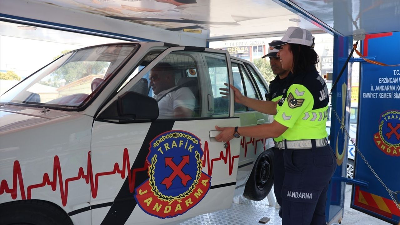 Iğdır'da jandarma simülasyon aracıyla emniyet kemerinin önemini uygulamalı gösterdi