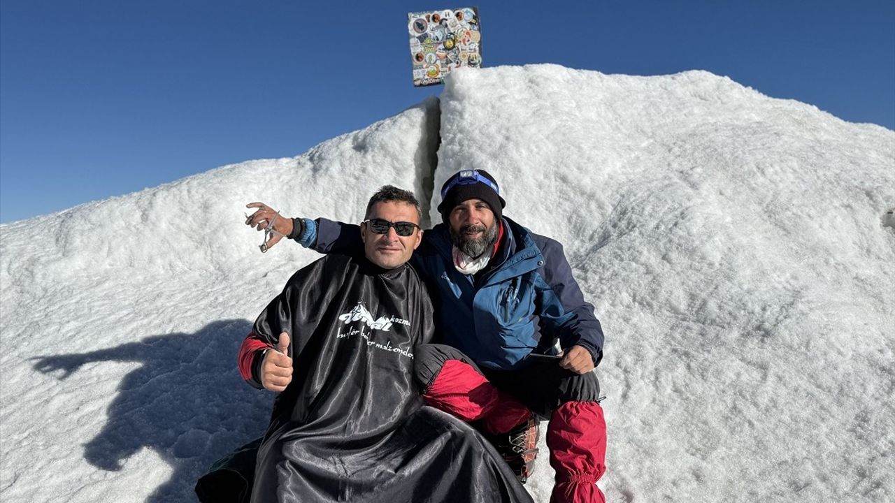Iğdırlı berber Murat Akay, müşterisini Ağrı Dağı zirvesinde tıraş etti