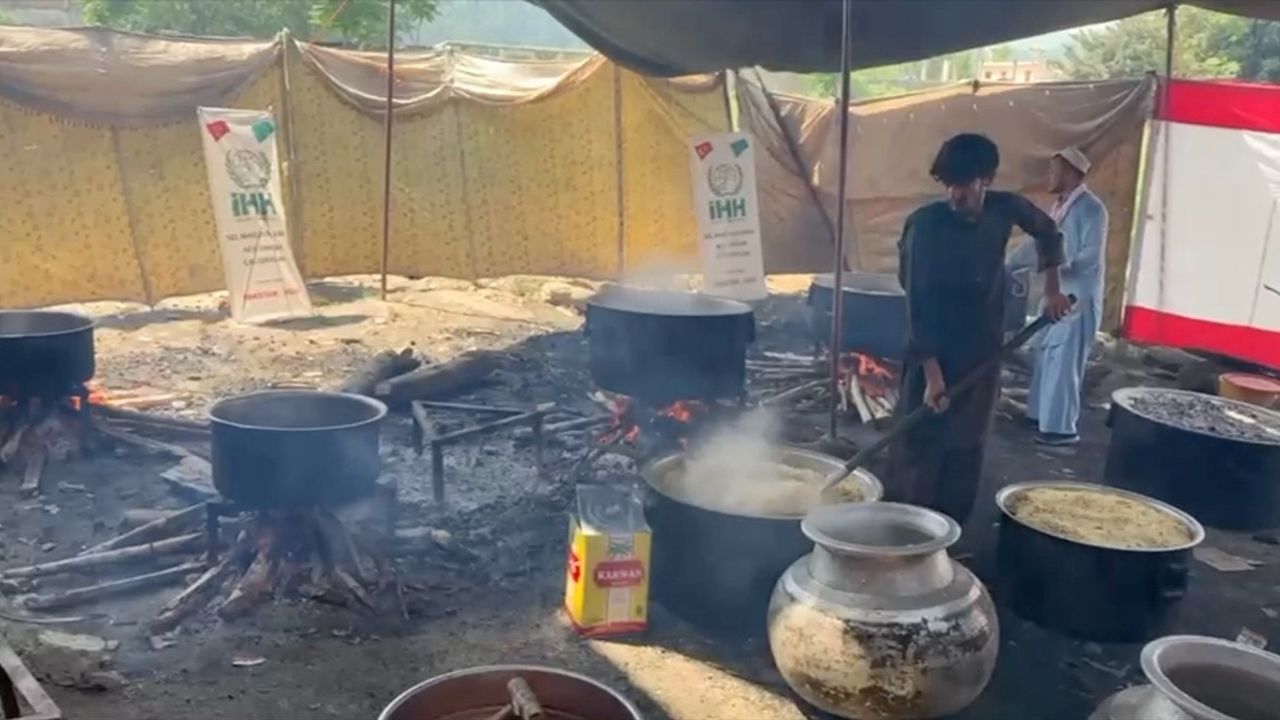 İHH, Pakistan'daki sel mağdurlarına yemek ve temel yardım ulaştırdı