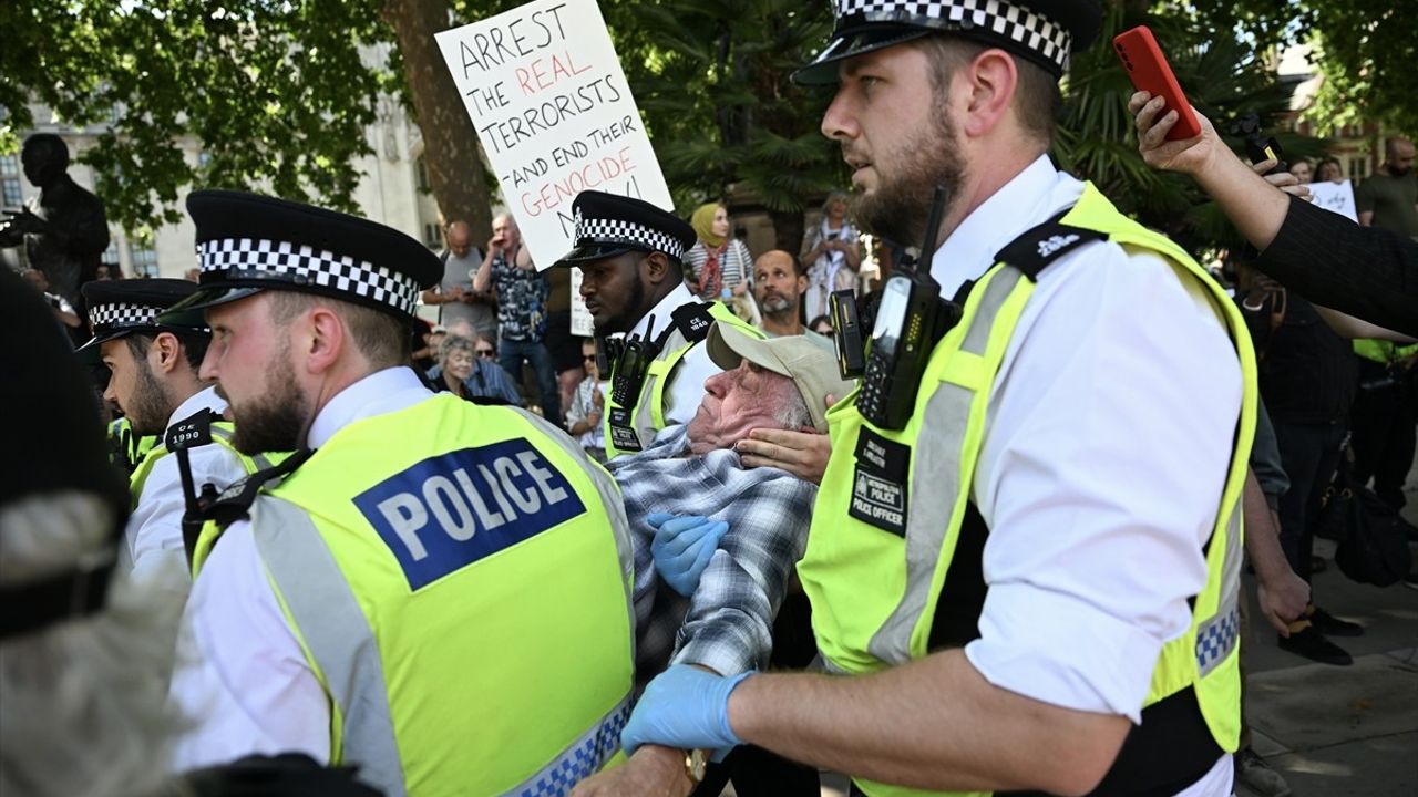 İngiltere'de Yasaklı 'Palestine Action' Grubuna Destek Eyleminde 200 Kişi Gözaltına Alındı