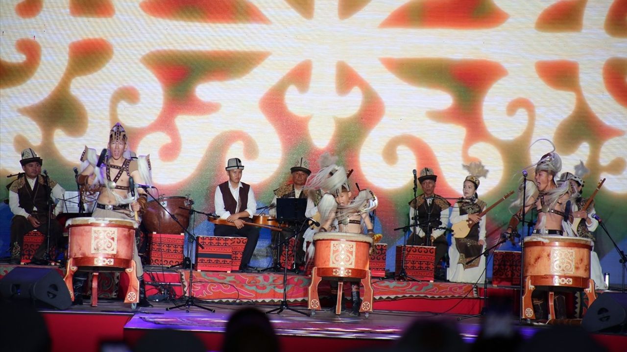 İpek Yolu Müzik Topluluğu Kırgızistan'da Festivalde Sahne Aldı
