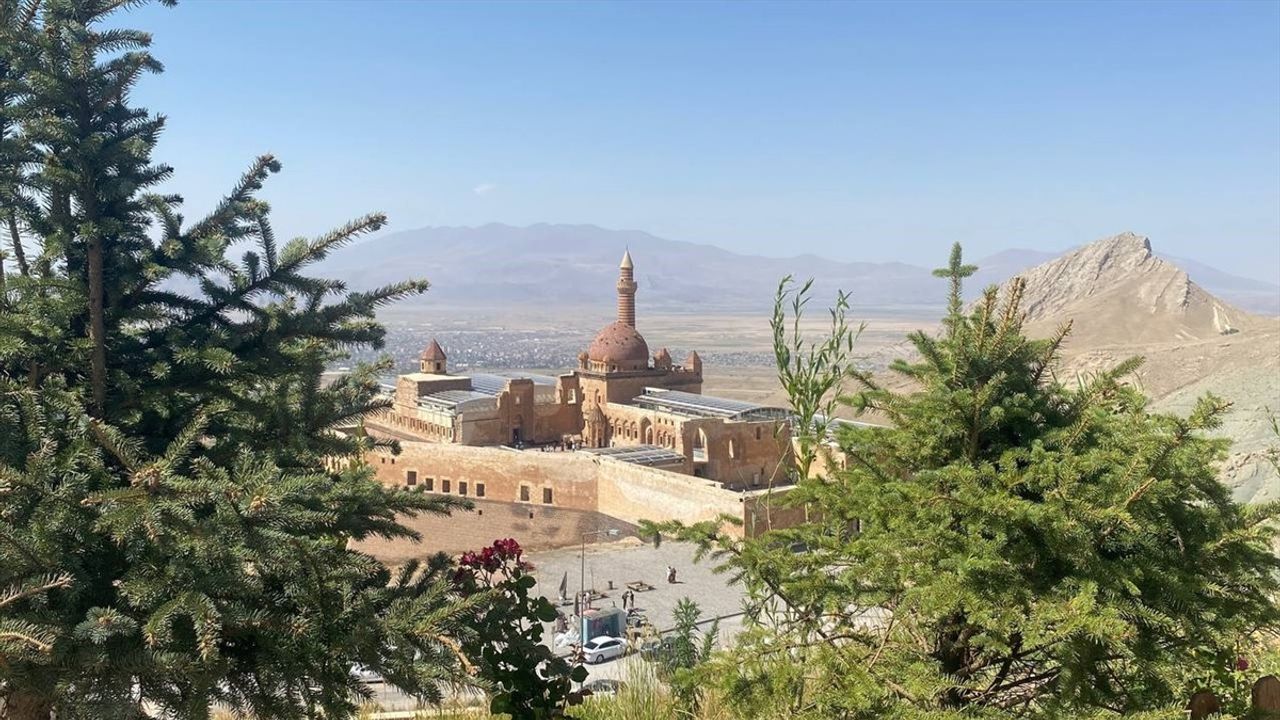 İshak Paşa Sarayı'na yaz tatilinde artan ilgi
