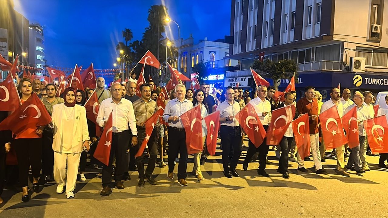 İskenderun'da 30 Ağustos Zafer Bayramı'nda fener alayı düzenlendi