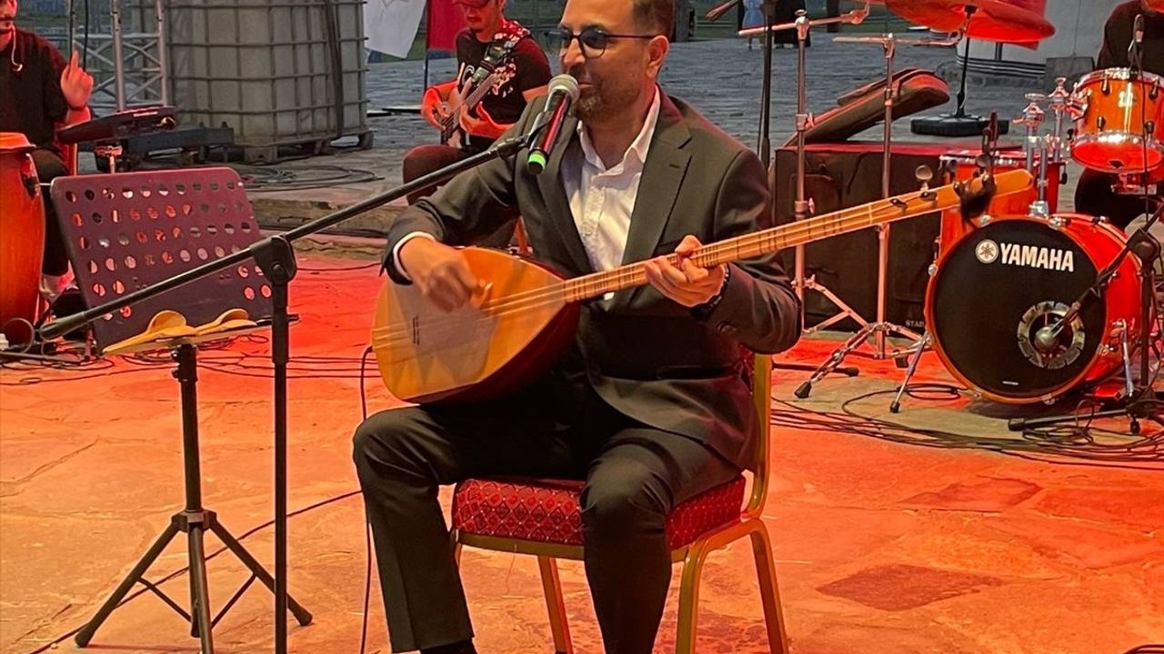 İsmail Altunsaray Malazgirt'te Malazgirt Zaferi'nin 954. Yılı Etkinliklerinde Konser Verdi