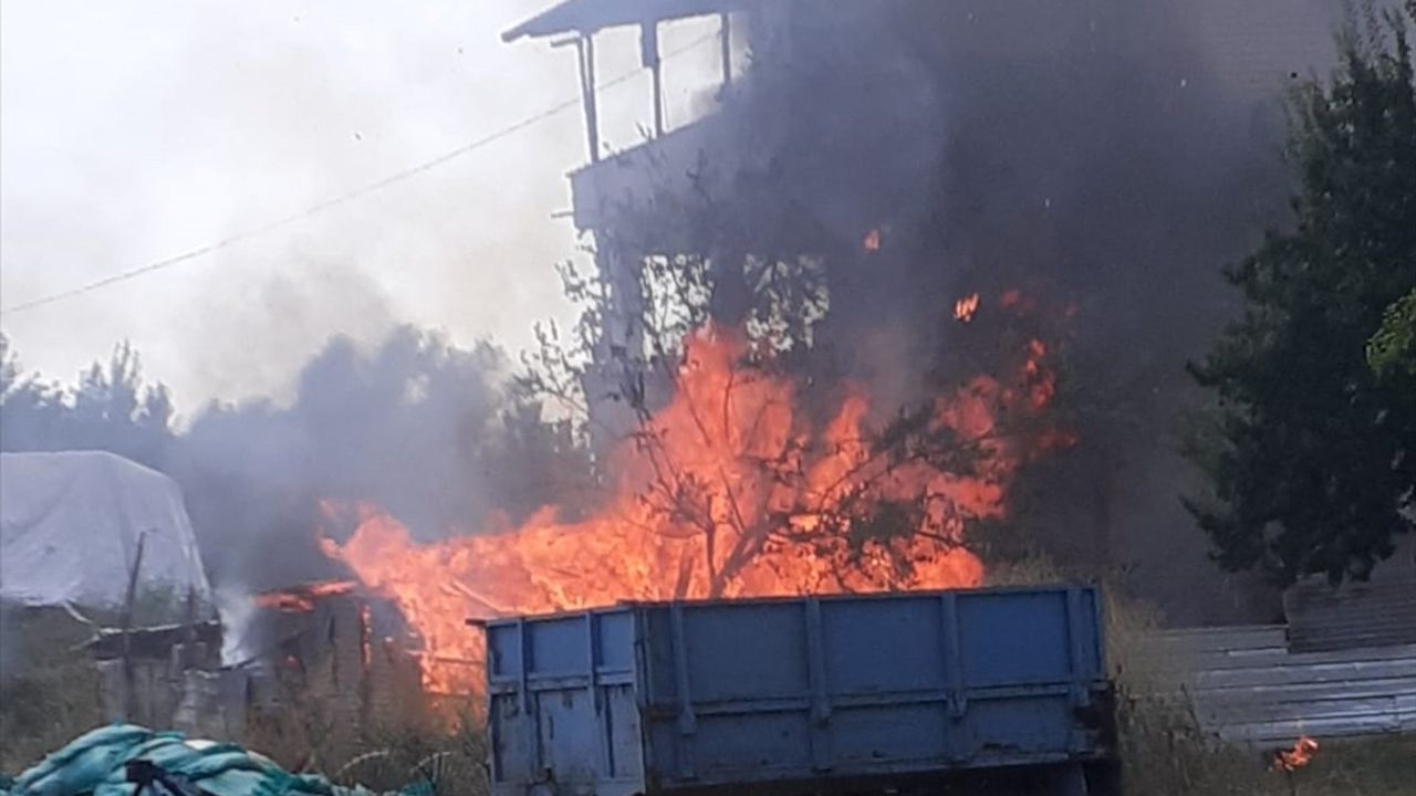 Isparta'da depoda başlayan yangın eve sıçradı, itfaiye ekipleri müdahale ederek söndürdü