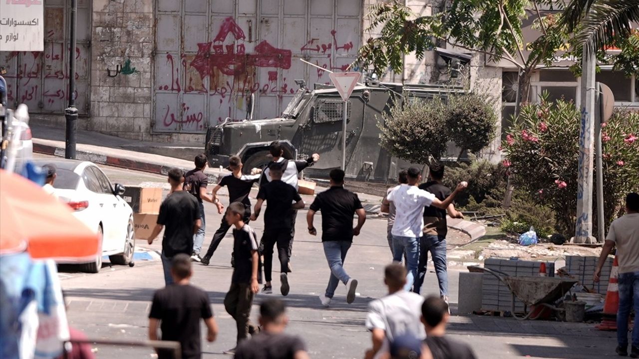 İsrail güçleri El Halil ve Ramallah'a eş zamanlı baskın düzenledi; El Halil'de bir kişi gözaltına alındı