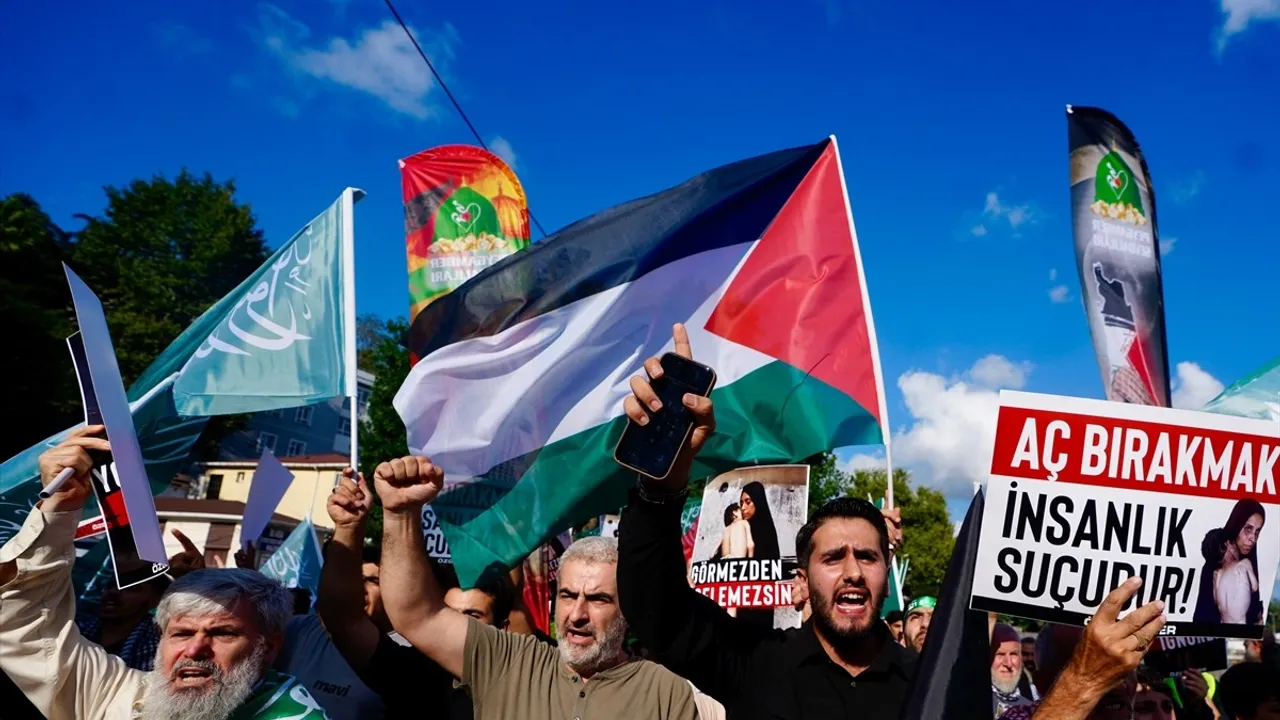 İsrail'in Filistin'e Yönelik Saldırılarına Karşı İstanbul'da Protesto Düzenlendi