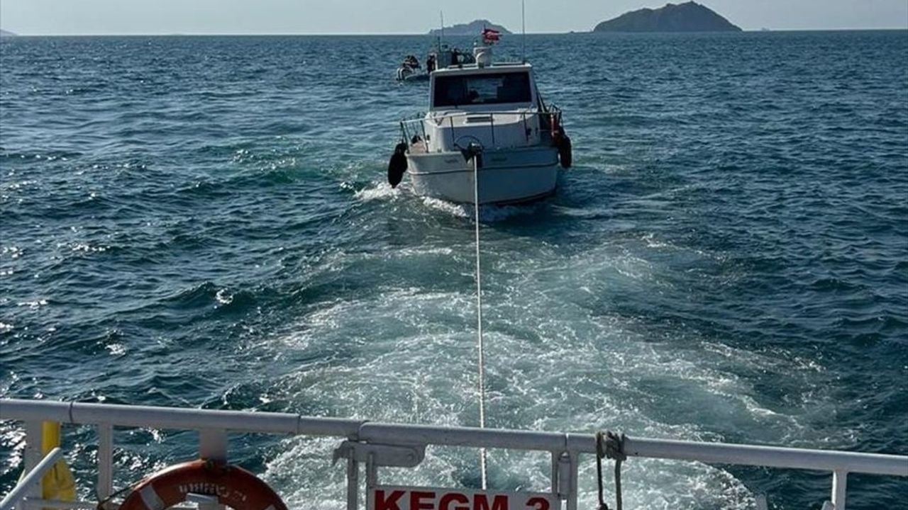 İstanbul Boğazı'nda Makine Arızası Nedeniyle Sürüklenen Tekne Kurtarıldı