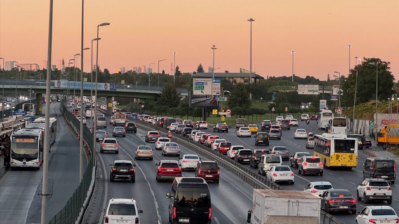 İstanbul'da akşam mesai çıkışı trafik yoğunluğu yüzde 72