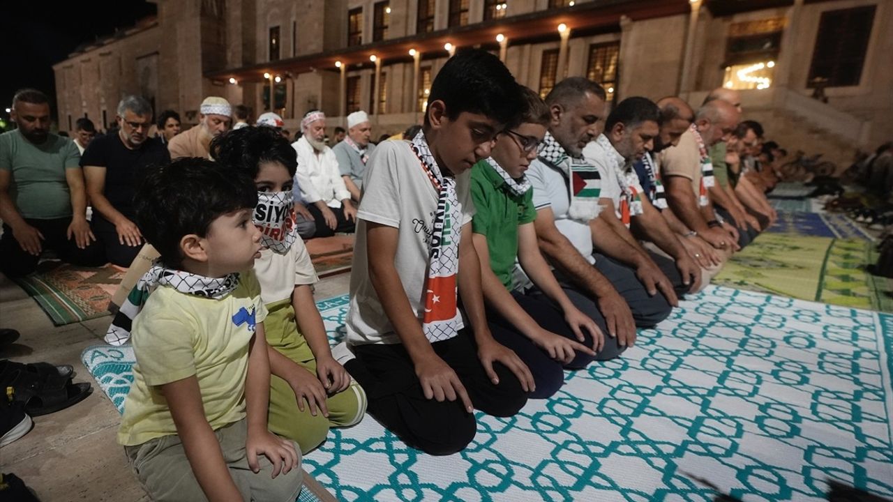 İstanbul'da Fatih Camisi'nde Gazze için 'Ellerimizi Semaya Kaldırıyoruz' Dua Programı