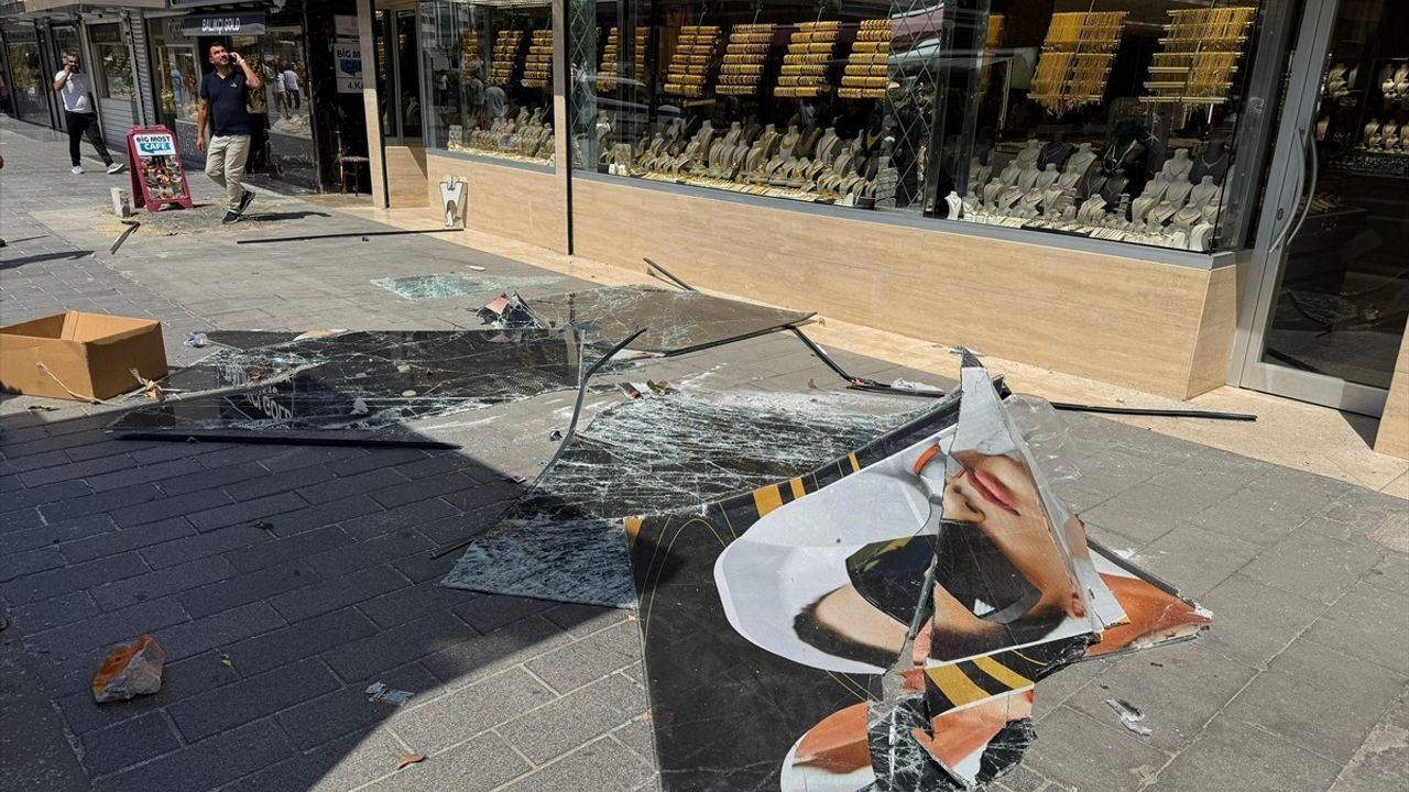 İstanbul'da fırtına yaşamı aksattı: Esenyurt'ta cam düştü, Üsküdar ve Ataşehir'de ağaçlar devrildi