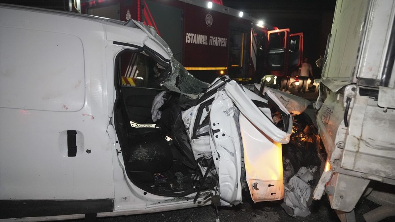 İstanbul'da Hafif Ticari Araç Kamyonete Çarptı: 3 Yaralı