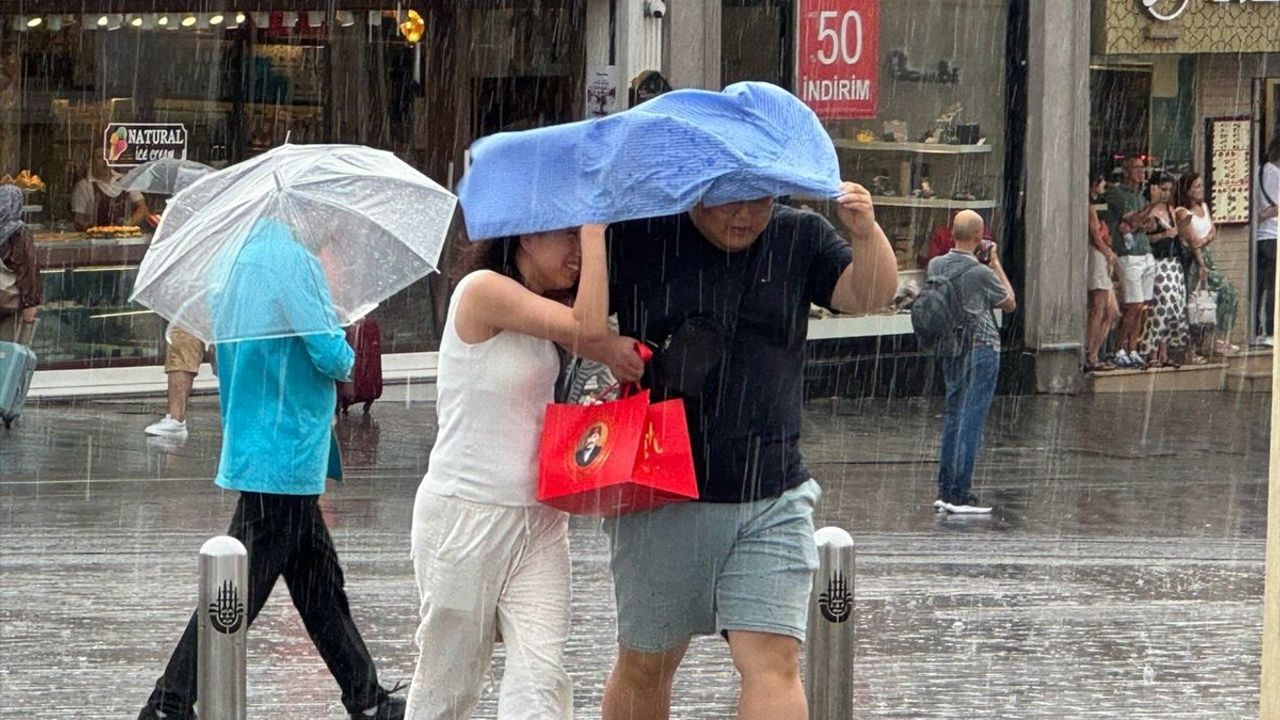 İstanbul'da Sağanak Yağışlar Baş Gösterdi