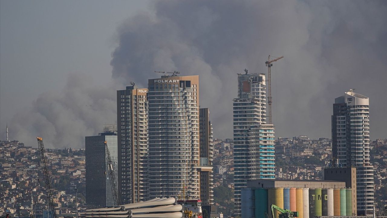 İzmir Buca'da minibüs yangını ormanlık alana sıçradı; havadan ve karadan müdahale sürüyor
