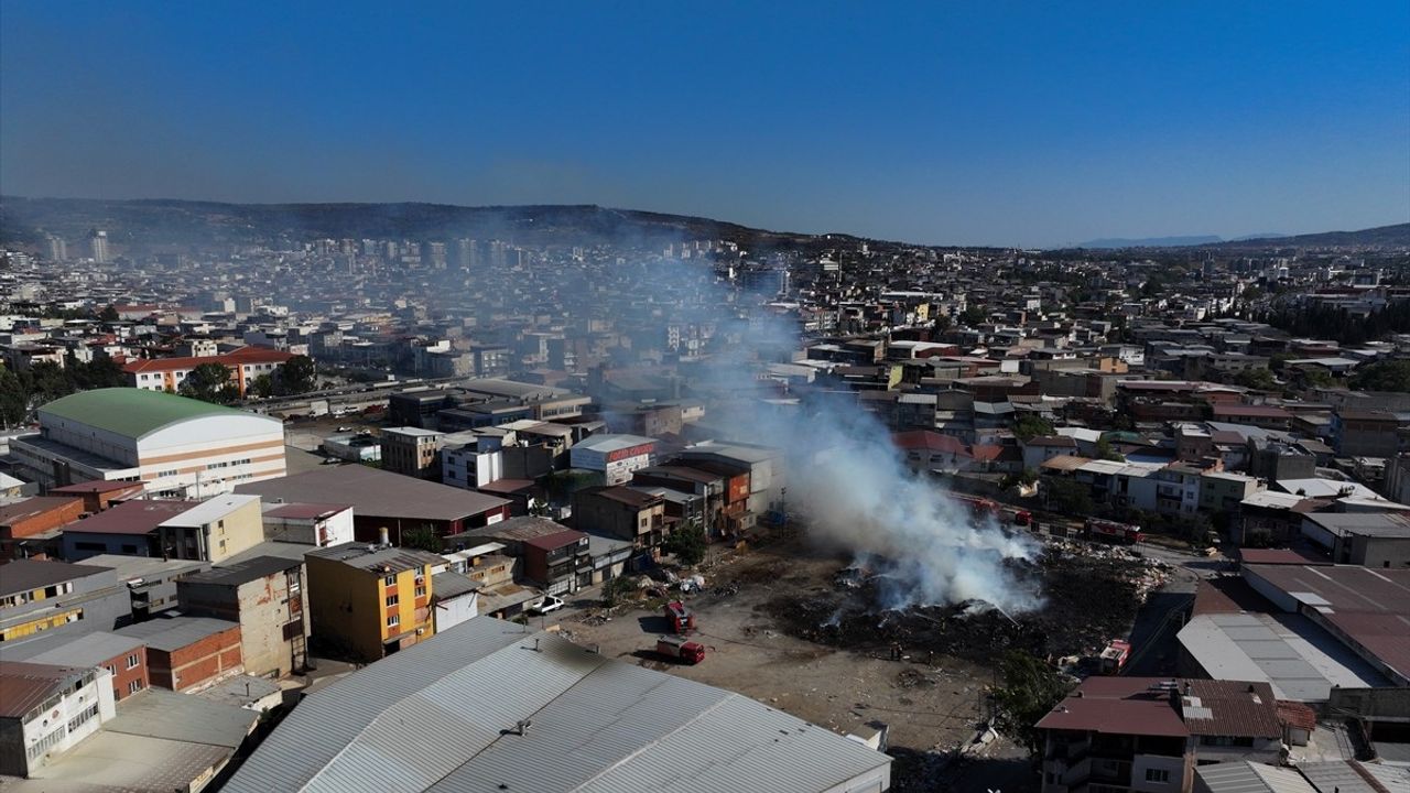 İzmir Buca Seyhan Mahallesi'nde boş alandaki atık yığını yangını söndürüldü