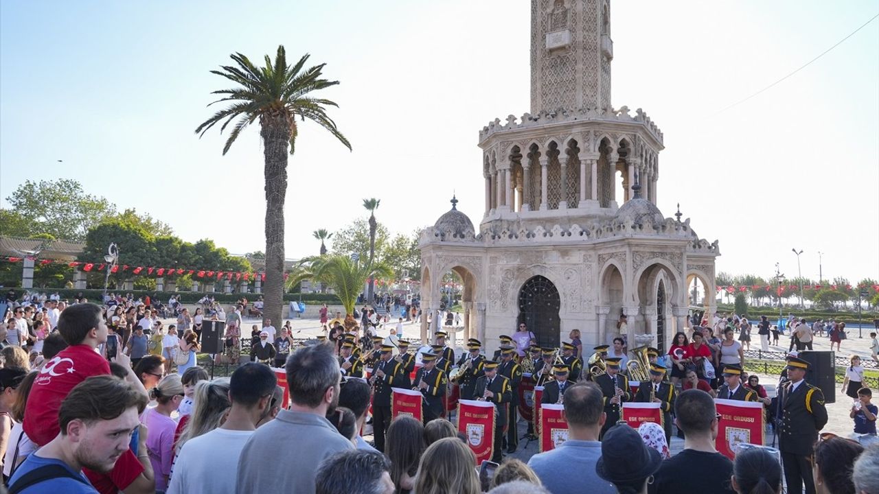 İzmir'de 30 Ağustos Zafer Bayramı Valilik Programı ve Bando Konseriyle Kutlandı