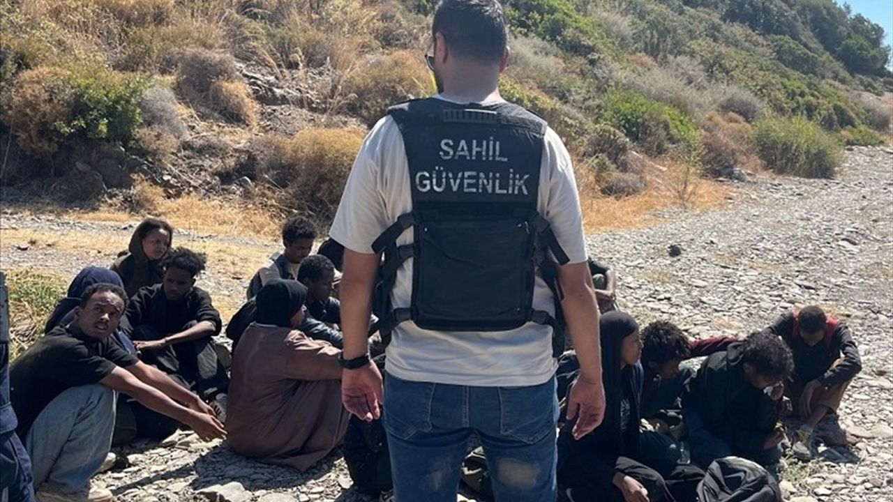İzmir'de 47 düzensiz göçmen yakalandı; göçmen kaçakçılığı şüphesiyle 1 kişi gözaltında