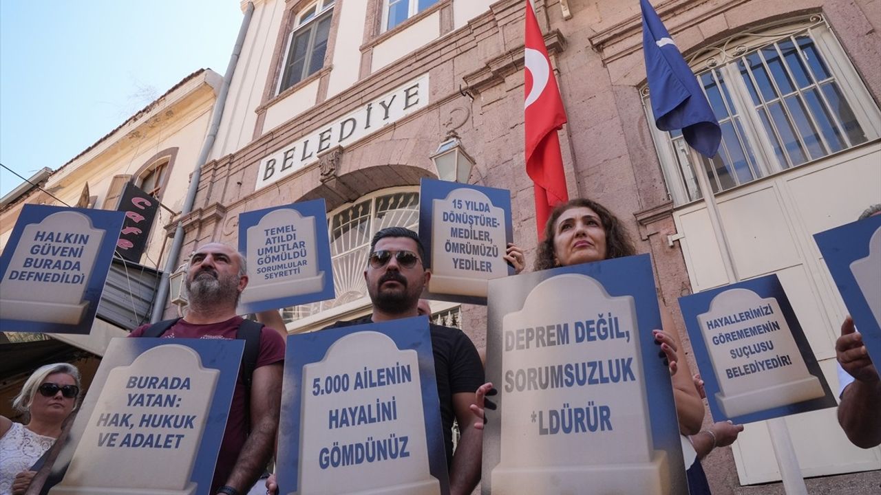 İzmir'de Kooperatif Mağdurları Belediyeye Eylem Düzenledi