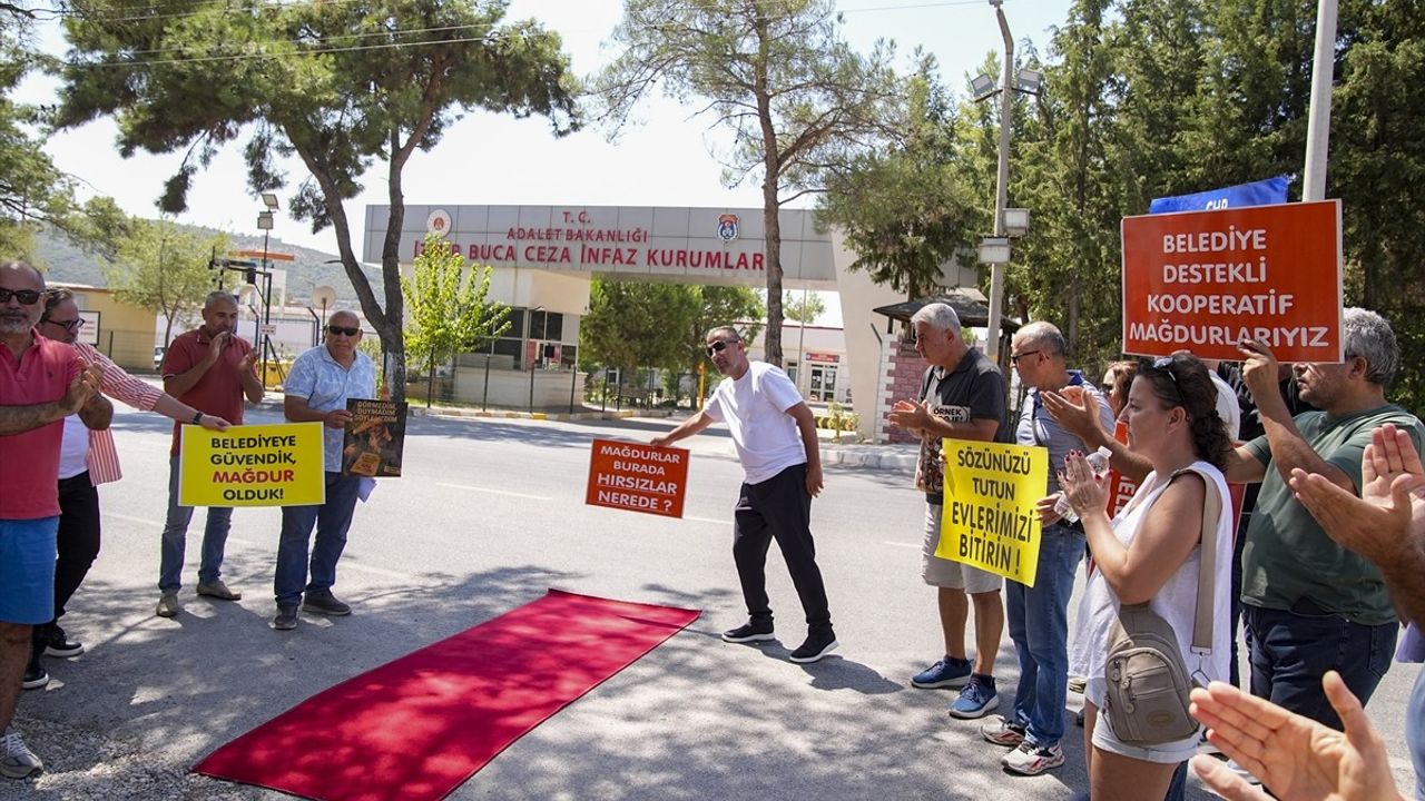 İzmir'de kooperatif mağdurları Buca Cezaevi önünde 'kırmızı halı' eylemi