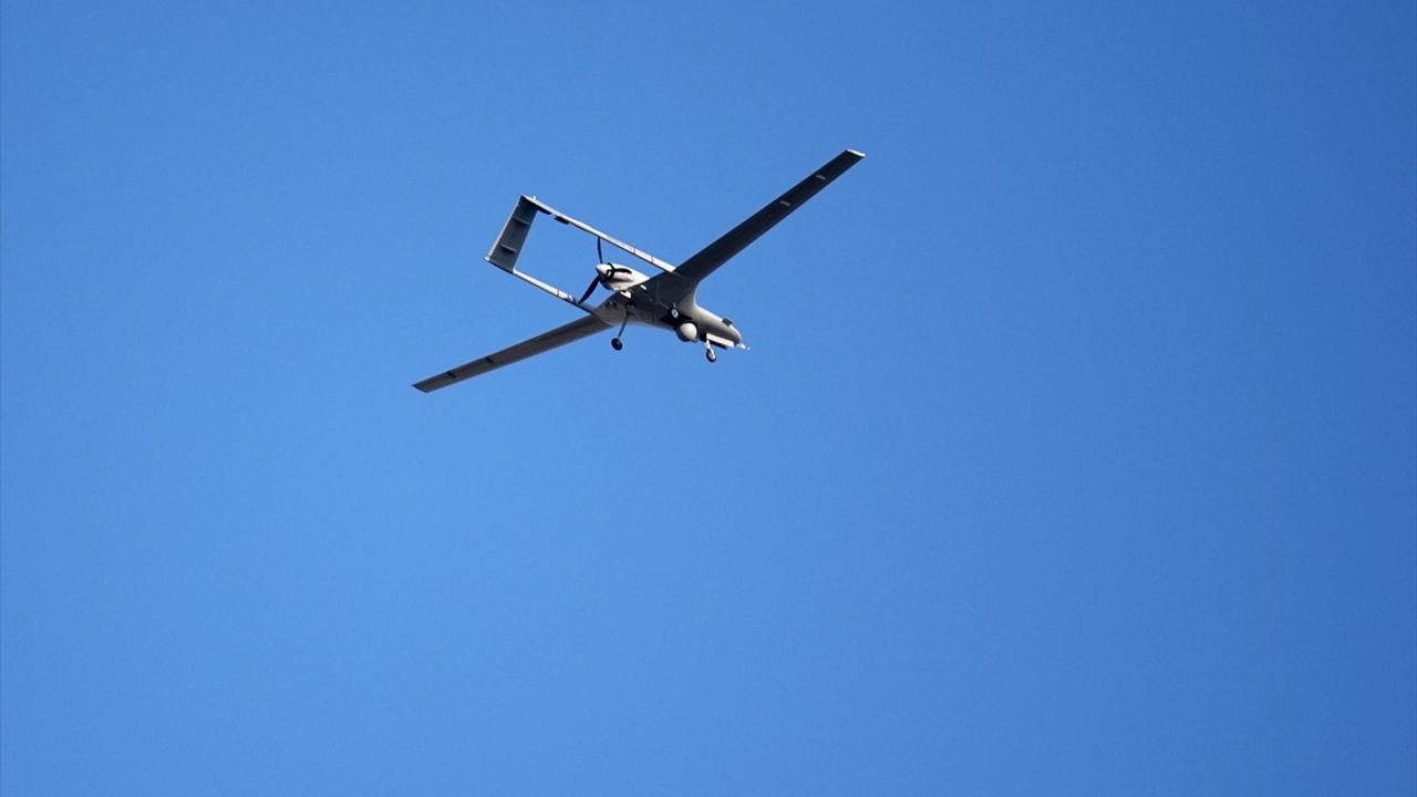 İzmir'de minibüsten ormana sıçrayan yangın yerleşimlere kadar ulaştı, ekipler kontrol altına aldı