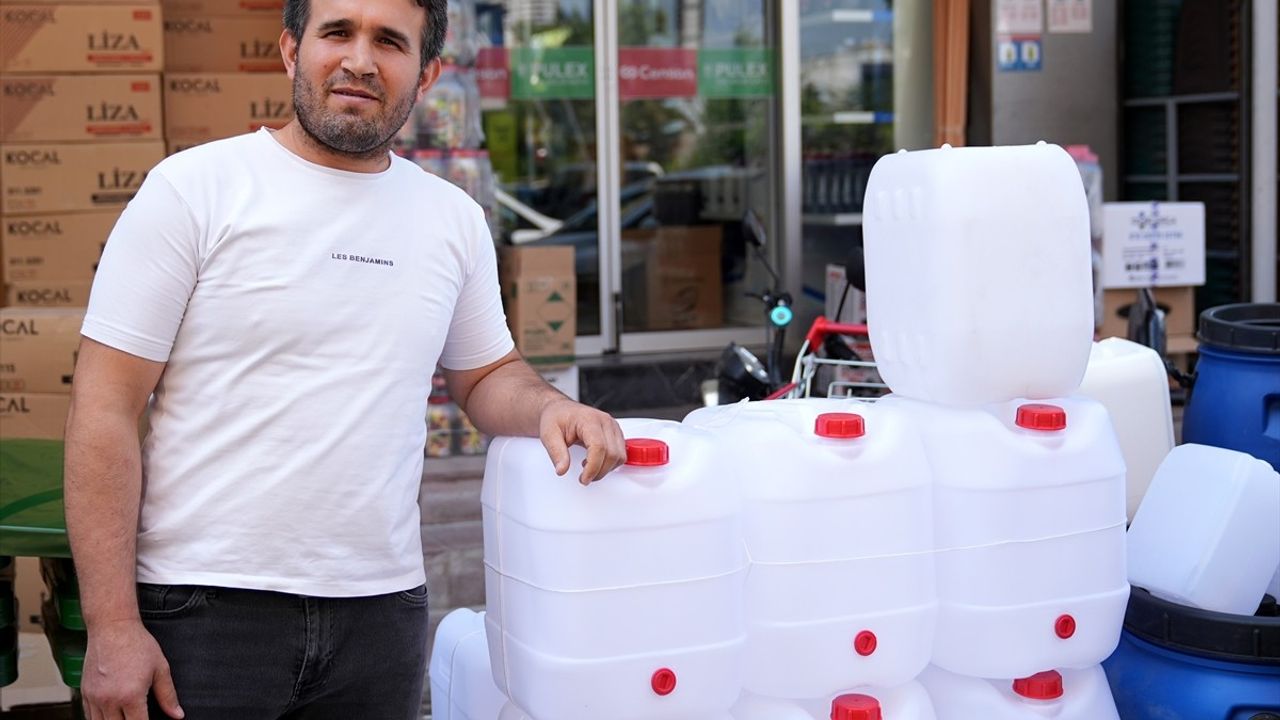 İzmir'de Su Kesintileri Bidon Satışlarını Artırdı
