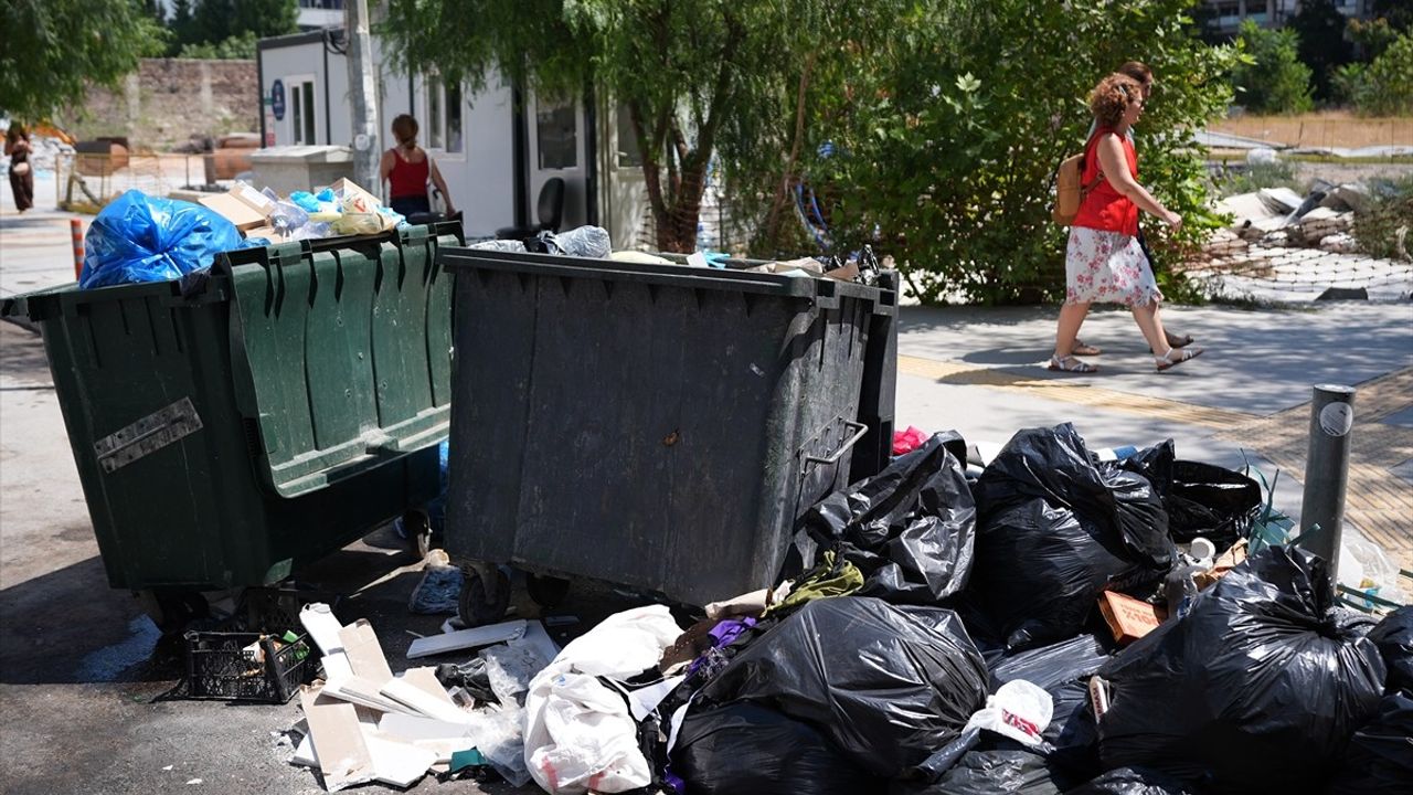 İzmir'de toplanmayan çöpler koku ve sağlık endişesi yarattı