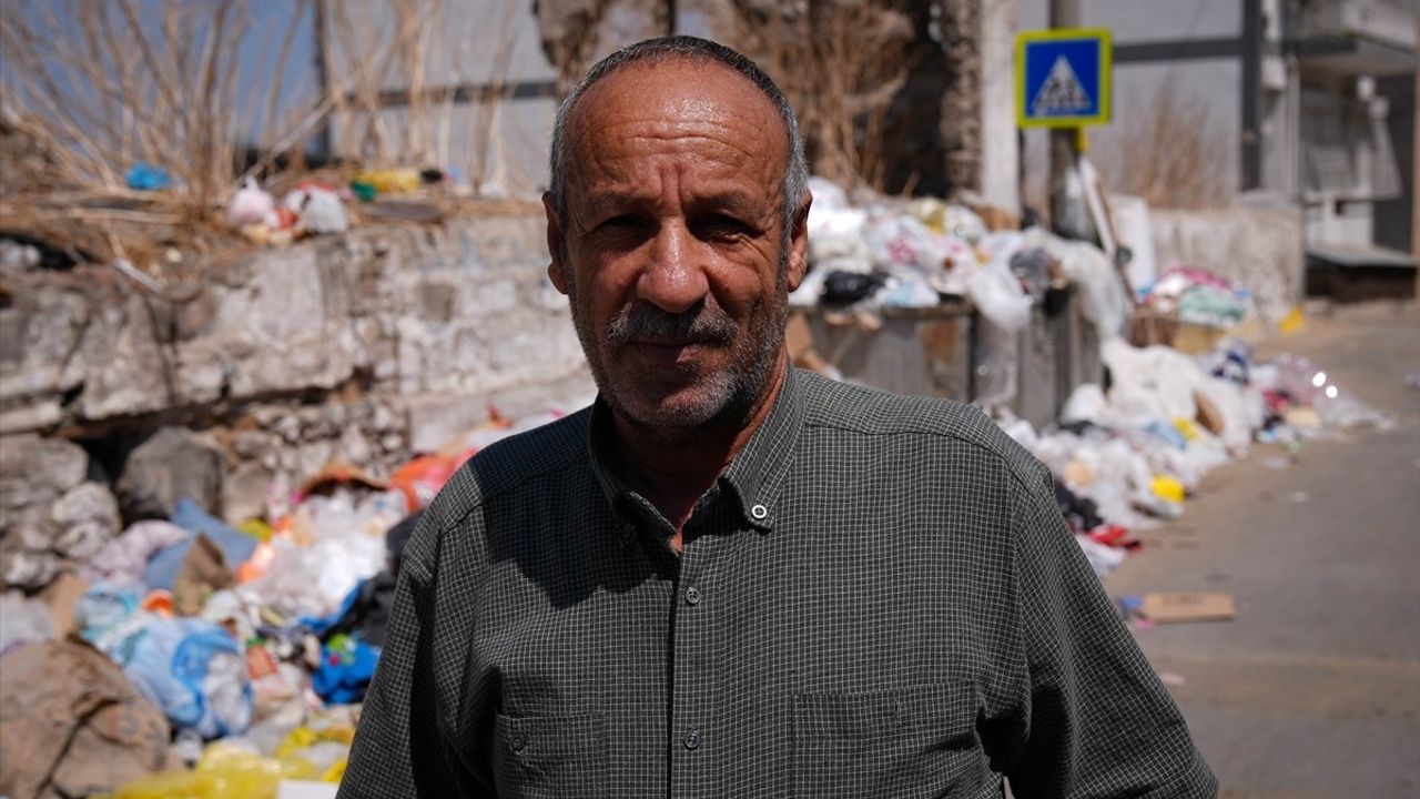 İzmir'in Konak ve Buca ilçelerinde çöp birikimi ve kötü koku halkın tepkisini çekti