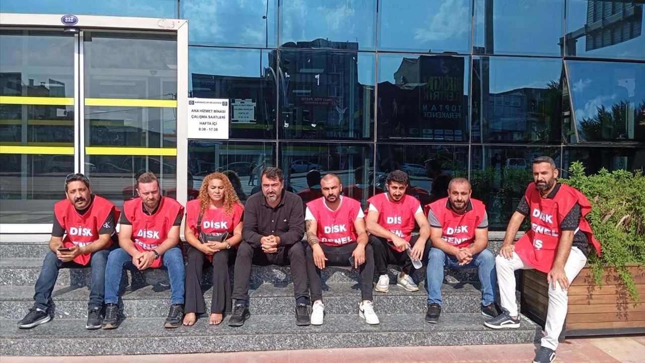 İzmir Karabağlar Belediyesi İşçileri Alacakları İçin Eylem Yaptı