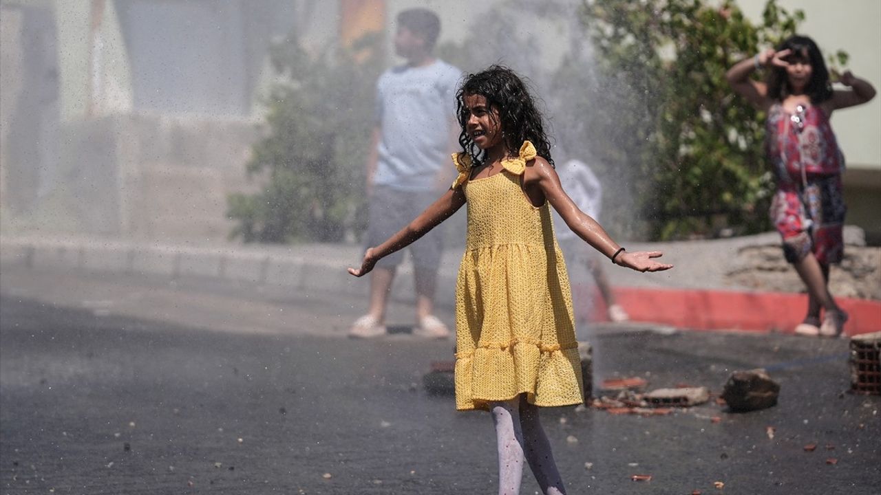 İzmir Karabağlar'da Patlayan Su Borusuna Tepki: 'İZSU Hala Gelmedi'