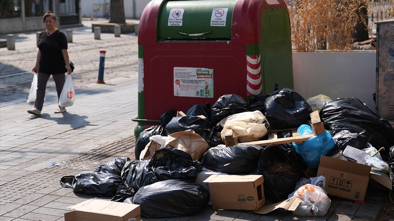İzmir Karşıyaka'da Çöp Sorunu Giderek Büyüyor