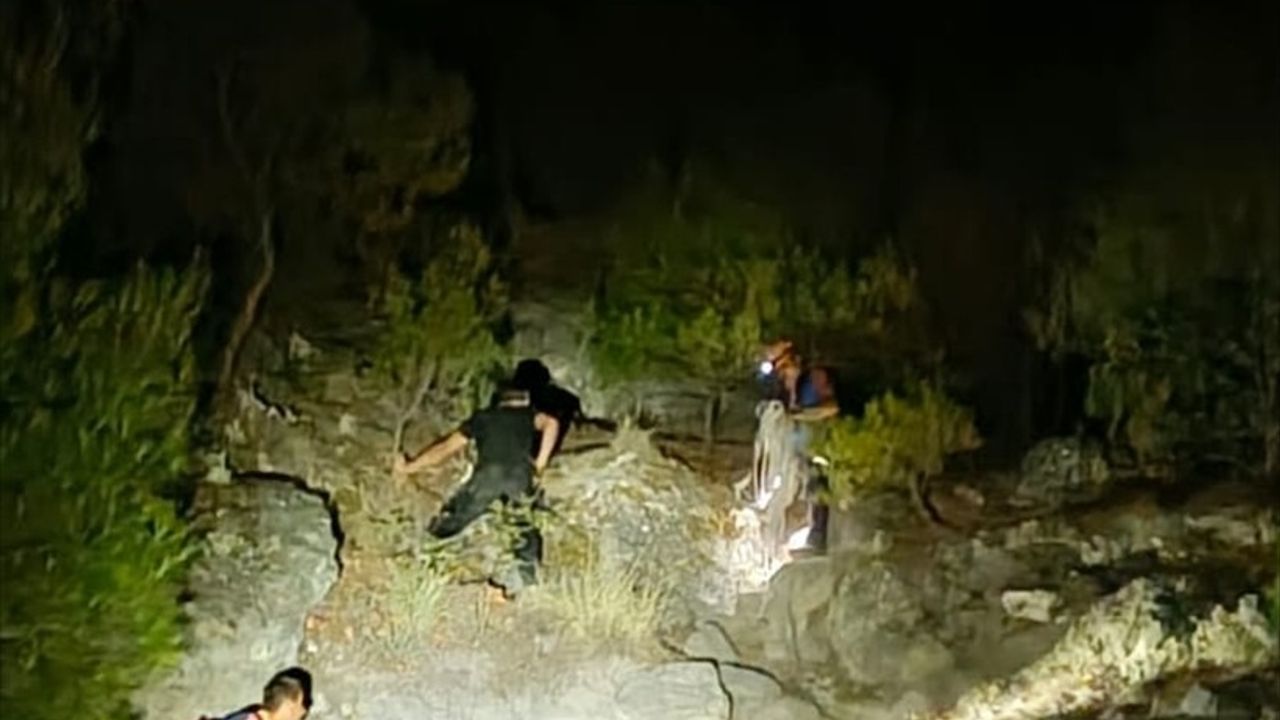 İzmir Kemalpaşa'da kayalıklarda mahsur kalan üç kişi AFAD ve jandarma tarafından kurtarıldı