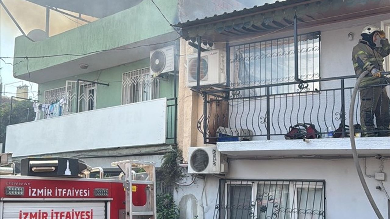İzmir Konak'ta ev yangını çevre evlere sıçradı — İtfaiye müdahalesi sürüyor