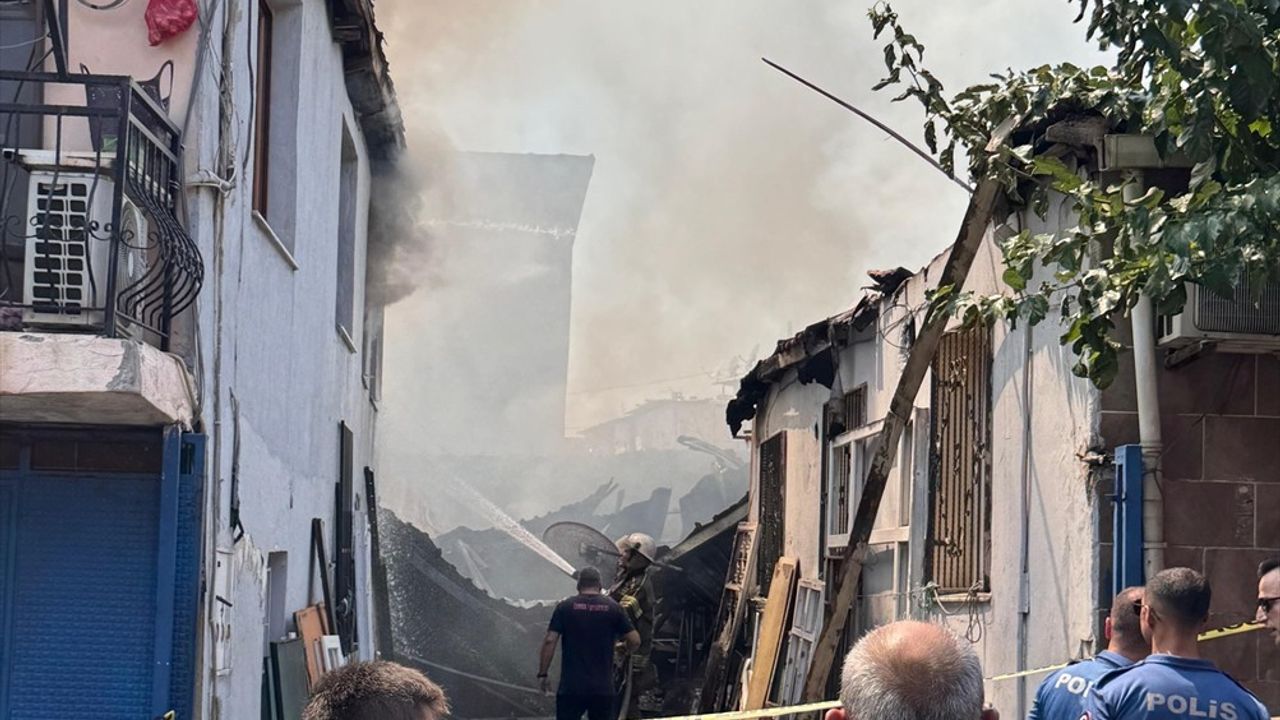 İzmir Konak'ta hurdalıkta çıkan yangın çevredeki 3 eve sıçradı; ekipler müdahalesiyle kontrol altına alındı