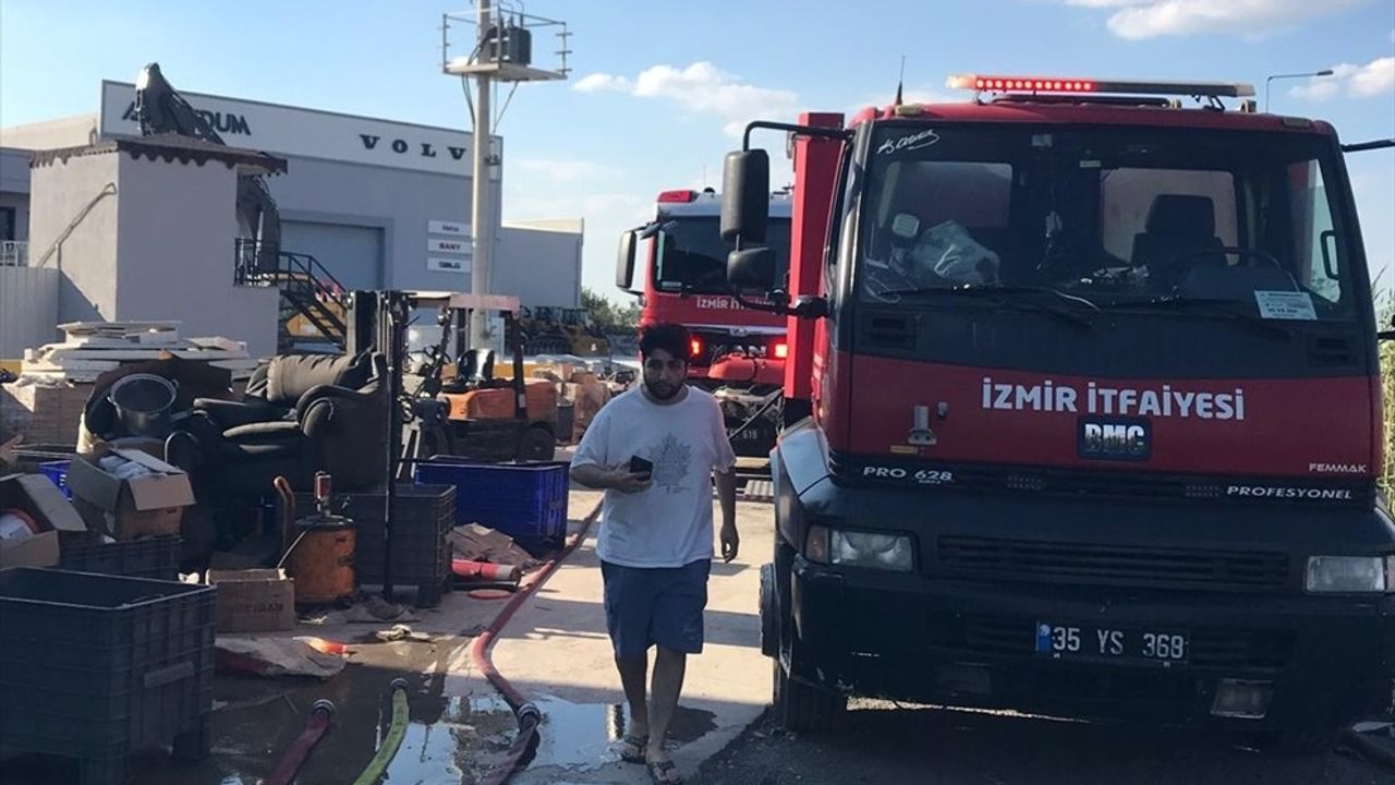 İzmir Menemen'de mobilya fabrikasında çıkan yangın otluk alana sıçradı, itfaiye söndürdü