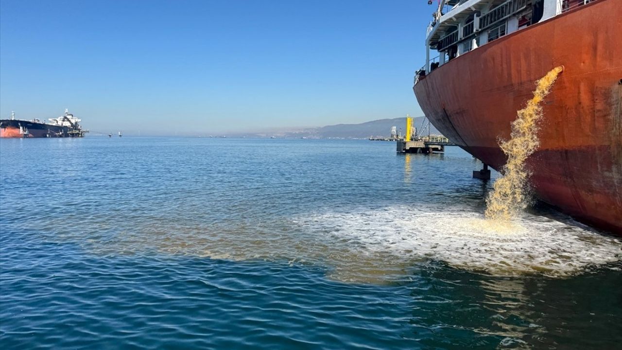 İzmit Körfezi'nde kirli balast deşarjı: Gemi hakkında yasal işlem başlatıldı