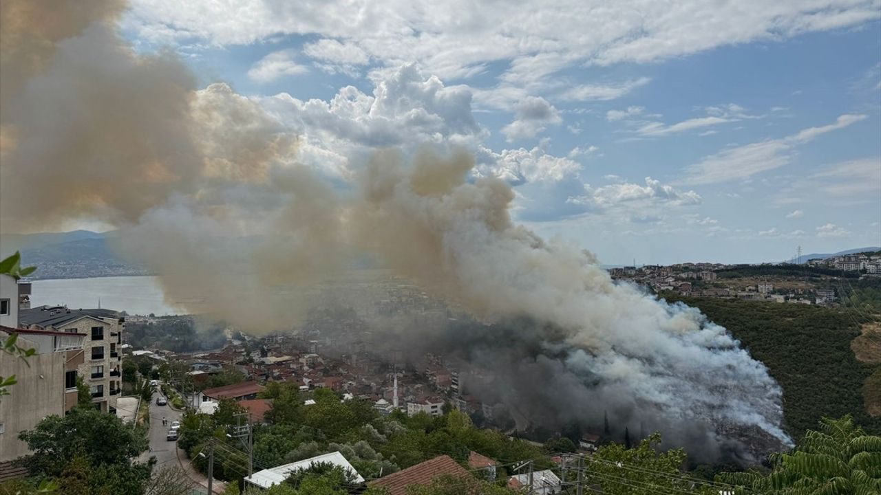 Kocaeli İzmit'te ağaçlık ve makilik alanda çıkan yangın kontrol altına alındı