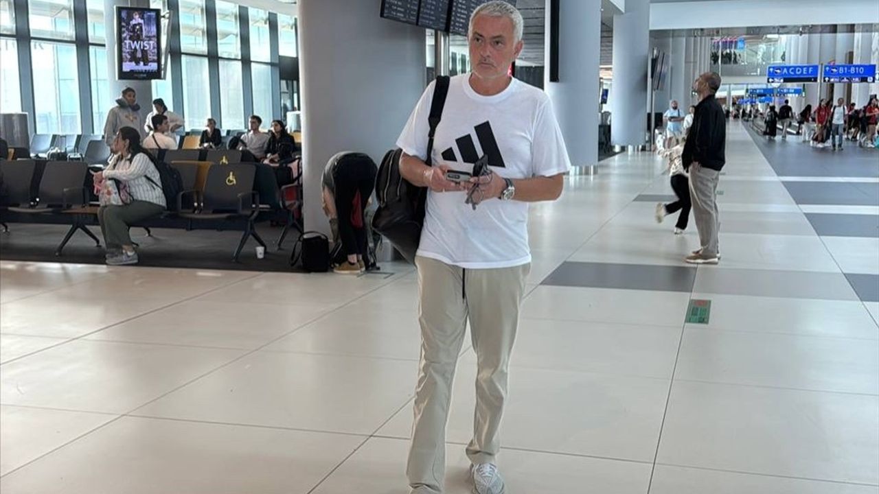 Jose Mourinho İstanbul'dan Ayrıldı; Fenerbahçe ile Sözleşmesi Feshedildi