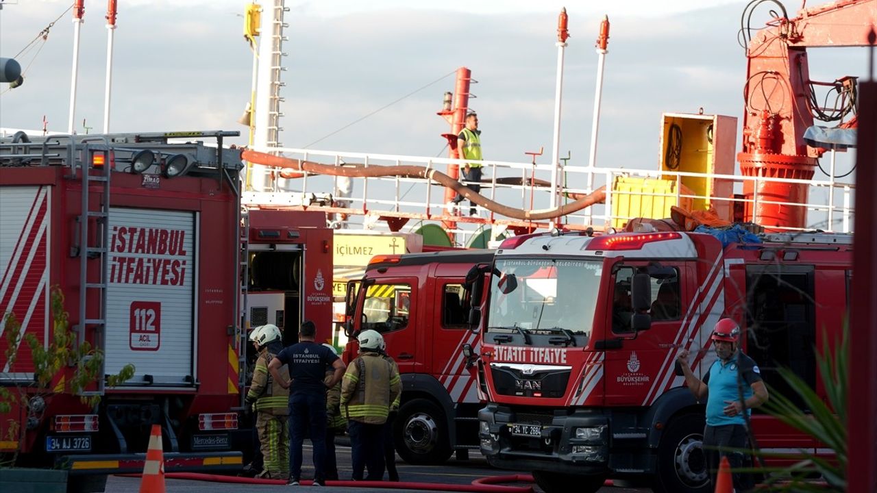 Kadıköy'de demirli 'Zeynebim İstanbul' gemisinde yangın söndürüldü